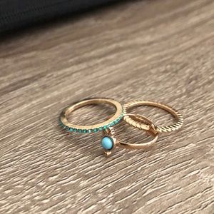 Set of 3 gold fashion rings.